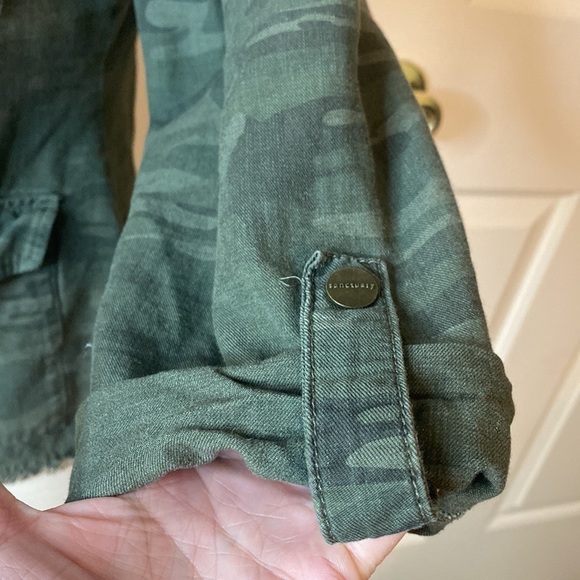 Sanctuary Camouflage Lightweight Jacket Size XS w/ Distressed Bottom in EUC - Picture 5 of 7